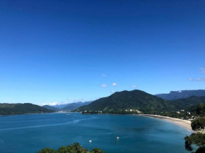 Mansão na costa com vista para o mar
